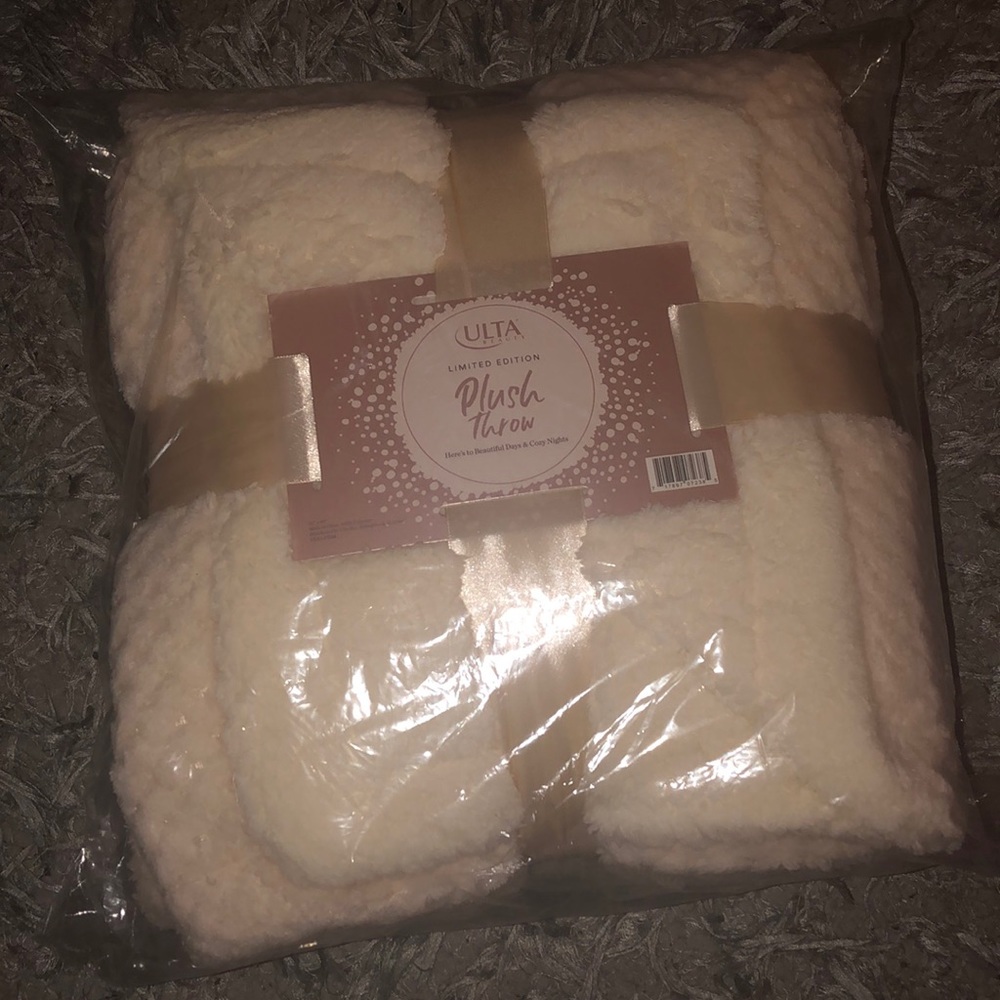 ✨ Ulta Plush Throw